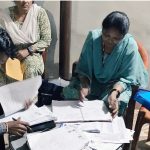 बीजापुर जिले में SIR को लेकर बी एल ओ संग सहायक बी एल ओ ने लोगों को किया जागरूक ।