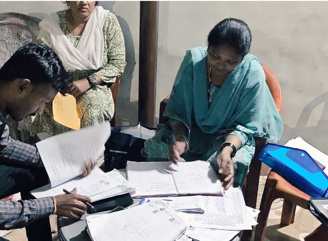 बीजापुर जिले में SIR को लेकर बी एल ओ संग सहायक बी एल ओ ने लोगों को किया जागरूक ।