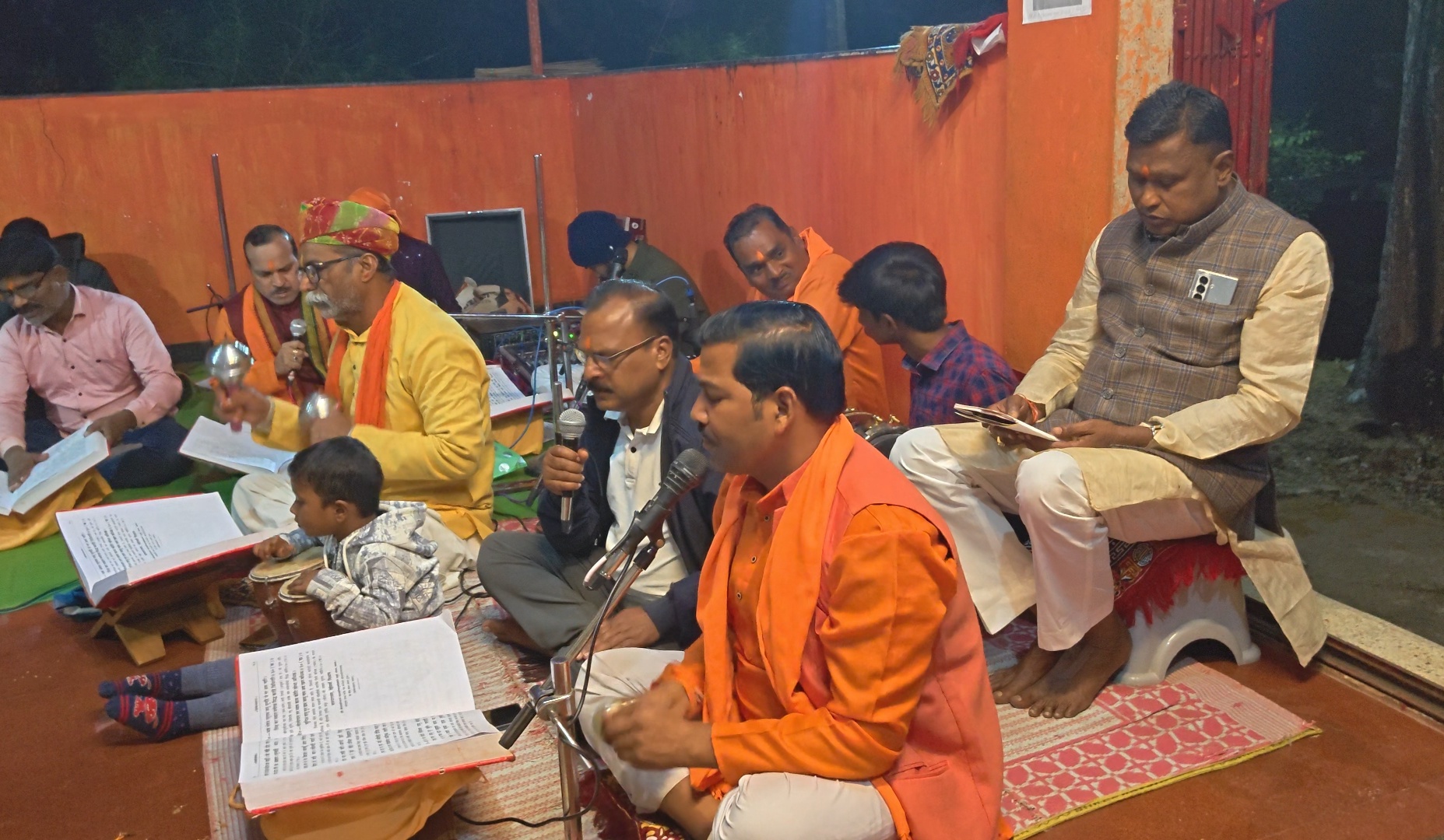 नूतन वर्ष के प्रारंभ में लगातार भाजपा प्रदेश उपाध्यक्ष जी वेंकट जी का परिवार सहित मंदिरों में पहुँचना जारी ।