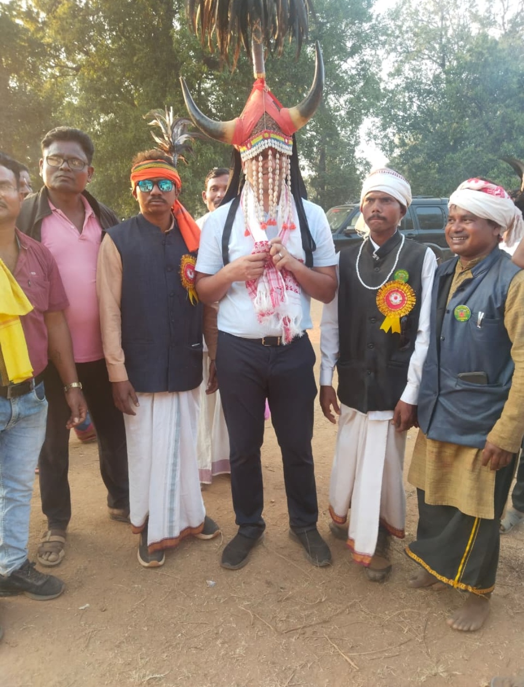 बीहड़ रास्ते, नदी-नाले पार कर पहुंचे कलेक्टर और सीईओ जिला पंचायत सुदूर गांव कमकानर ।