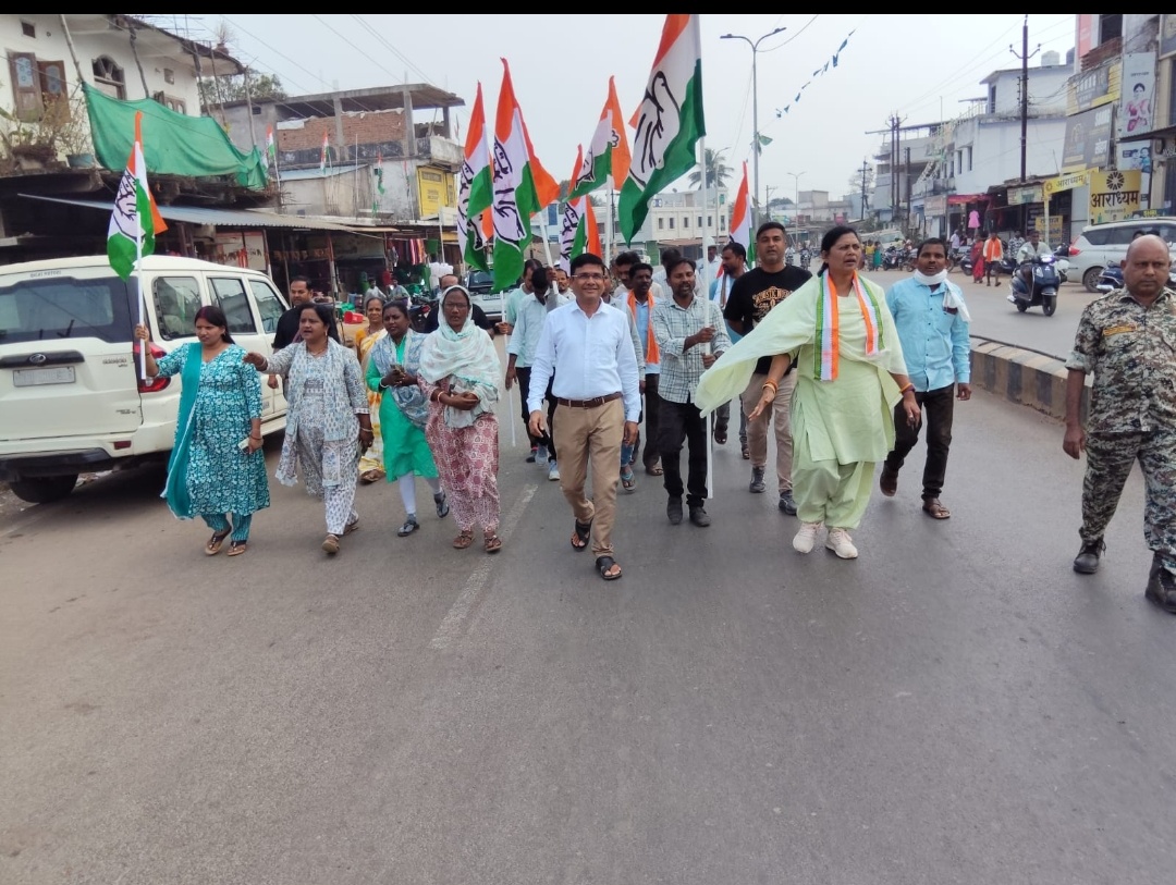 मनरेगा कानून को बहाल करने और धान खरीदी की तिथि बढ़ाने की मांग को लेकर कांग्रेस का धरना-प्रदर्शन व चक्काजाम
