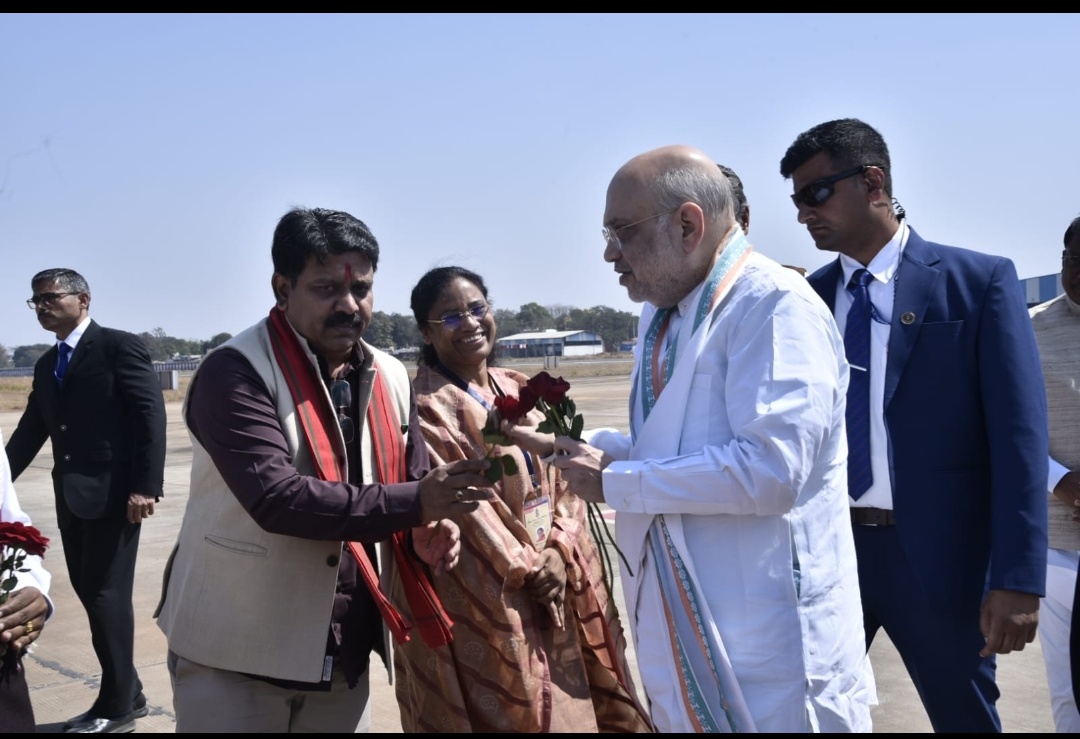 केन्द्रीय गृह मंत्री श्री अमित शाह का जगदलपुर के मां दंतेश्वरी एयरपोर्ट में आत्मीय स्वागत ।