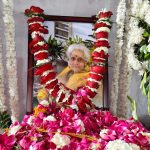 *मुख्यमंत्री श्री विष्णुदेव साय ने श्रीमती कुसुम सिन्हा को दी श्रद्धांजलि*  बीजापुर 18 फरवरी 2026/मुख्यमंत्री श्री विष्णुदेव साय ने छत्तीसगढ़ उच्च न्यायालय के मुख्य न्यायाधीश श्री रमेश सिन्हा की पूज्य माता स्वर्गीय श्रीमती कुसुम सिन्हा को श्रद्धांजलि अर्पित की।       मुख्यमंत्री श्री साय ने  बिलासपुर के बोदरी स्थित मुख्य न्यायाधीश निवास में आयोजित श्रद्धांजलि सभा में पहुंचकर श्रीमती कुसुम सिन्हा के छायाचित्र पर पुष्प अर्पित किए और दिवंगत आत्मा की शांति के लिए ईश्वर से प्रार्थना की। उन्होंने शोक संतप्त परिवारजनों  से मुलाकात कर उन्हें ढाढ़स बंधाया और कहा कि माता जी का स्नेह, संस्कार और त्याग जीवन की सबसे बड़ी पूंजी है। उनका सरल, स्नेहमयी और अनुपम स्वभाव सदैव स्मरणीय रहेगा।   इस अवसर पर केंद्रीय शहरी विकास राज्य मंत्री एवं सांसद श्री तोखन साहू, स्कूल शिक्षा मंत्री श्री गजेन्द्र यादव, पूर्व राज्यपाल श्री रमेश बैस, विधायक श्री सुशांत शुक्ला ने भी श्रद्धांजलि अर्पित कर शोक संवेदना व्यक्त की। कार्यक्रम में उच्च न्यायालय और अधीनस्थ न्यायालयों के न्यायाधीशगण, अधिवक्तागण, महाधिवक्ता कार्यालय के अधिकारी सहित अन्य वरिष्ठ अधिकारीगण उपस्थित थे।