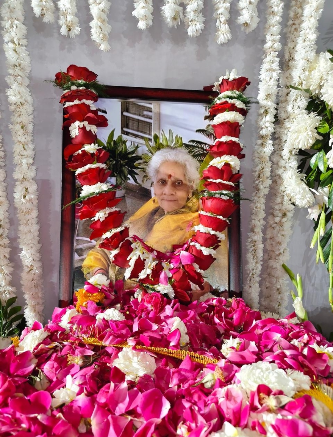 *मुख्यमंत्री श्री विष्णुदेव साय ने श्रीमती कुसुम सिन्हा को दी श्रद्धांजलि*  बीजापुर 18 फरवरी 2026/मुख्यमंत्री श्री विष्णुदेव साय ने छत्तीसगढ़ उच्च न्यायालय के मुख्य न्यायाधीश श्री रमेश सिन्हा की पूज्य माता स्वर्गीय श्रीमती कुसुम सिन्हा को श्रद्धांजलि अर्पित की।       मुख्यमंत्री श्री साय ने  बिलासपुर के बोदरी स्थित मुख्य न्यायाधीश निवास में आयोजित श्रद्धांजलि सभा में पहुंचकर श्रीमती कुसुम सिन्हा के छायाचित्र पर पुष्प अर्पित किए और दिवंगत आत्मा की शांति के लिए ईश्वर से प्रार्थना की। उन्होंने शोक संतप्त परिवारजनों  से मुलाकात कर उन्हें ढाढ़स बंधाया और कहा कि माता जी का स्नेह, संस्कार और त्याग जीवन की सबसे बड़ी पूंजी है। उनका सरल, स्नेहमयी और अनुपम स्वभाव सदैव स्मरणीय रहेगा।   इस अवसर पर केंद्रीय शहरी विकास राज्य मंत्री एवं सांसद श्री तोखन साहू, स्कूल शिक्षा मंत्री श्री गजेन्द्र यादव, पूर्व राज्यपाल श्री रमेश बैस, विधायक श्री सुशांत शुक्ला ने भी श्रद्धांजलि अर्पित कर शोक संवेदना व्यक्त की। कार्यक्रम में उच्च न्यायालय और अधीनस्थ न्यायालयों के न्यायाधीशगण, अधिवक्तागण, महाधिवक्ता कार्यालय के अधिकारी सहित अन्य वरिष्ठ अधिकारीगण उपस्थित थे।