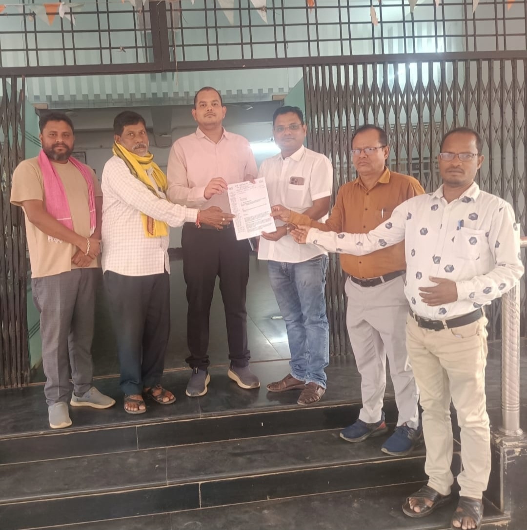 सर्व आदिवासी समाज ने सीएम के नाम कलेक्टर को सौंपा ज्ञापन, सीईओ नियंत्रण बदलाव का किया विरोध ।