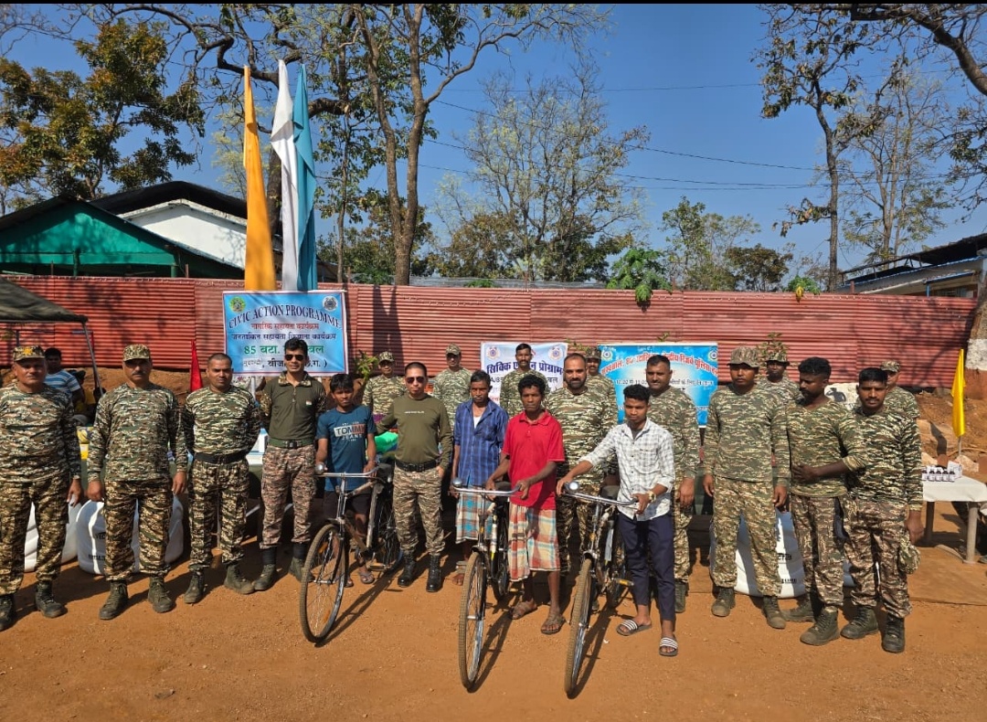 85 बटालियन सी0आर0पी0एफ0 द्वारा ग्राम मुड़वेण्डी, बीजापुर में आयोजित सिविक एक्शन कार्यक्रम से लाभान्वित हुए ग्रामवासी ।