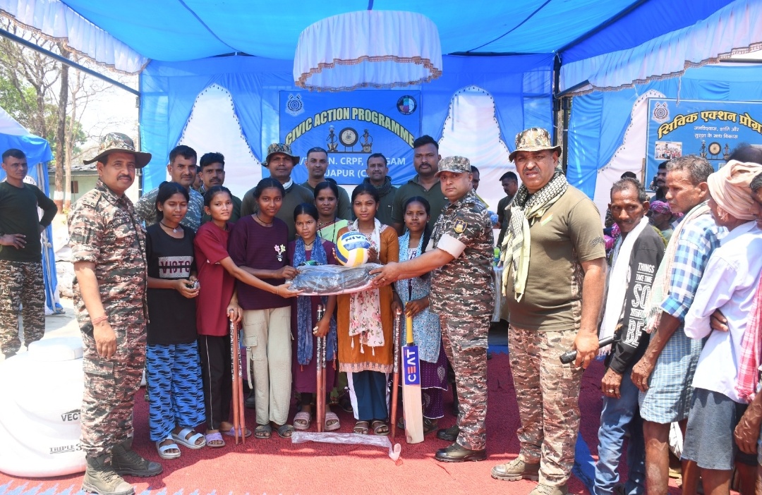 229 बटालियन CRPF ने स्थानीय समुदायों का समर्थन करने और आपसी विश्वास को मजबूत करने के उद्देश्य से गलगम क्षेत्र में एक नागरिक कार्य कार्यक्रम के साथ-साथ एक चिकित्सा शिविर का आयोजन किया।