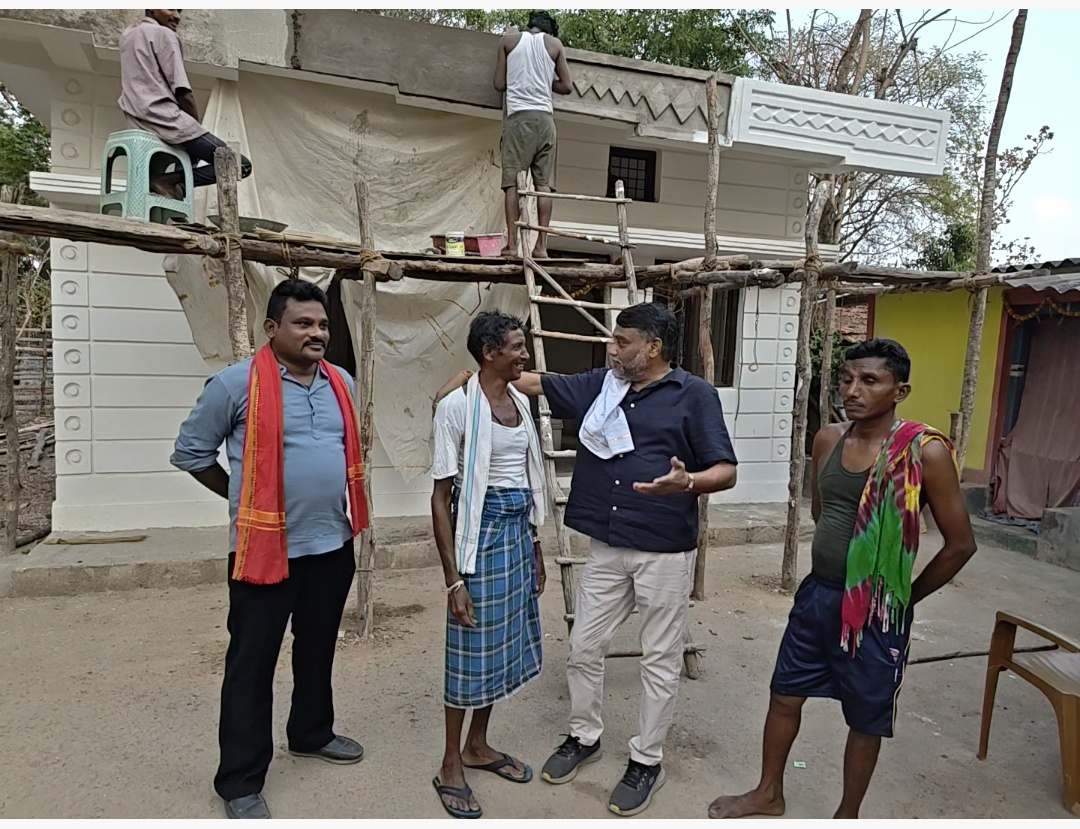 बीजापुर ब्लॉक के दूरस्थ ग्राम पंचायत संतोषपुर पहुंचेभाजपा के कद्दावर नेता संजय लुक्कड़ ।