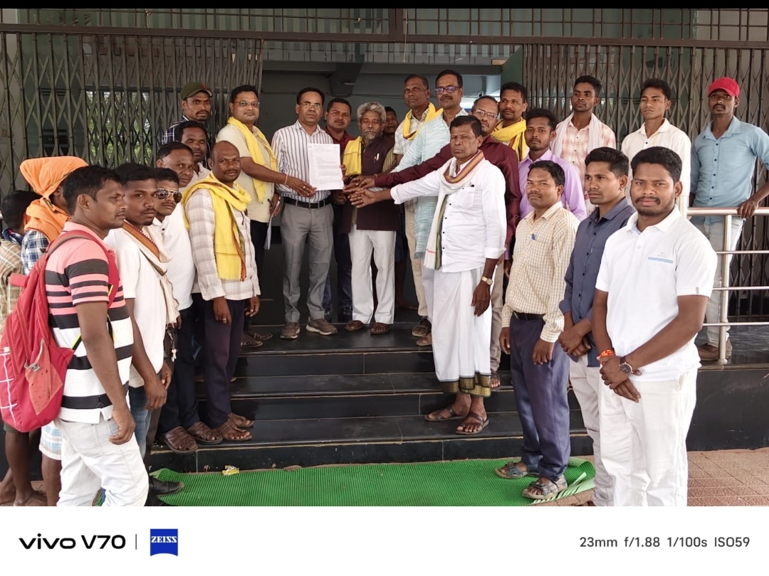 बस्तर के विस्थापितों की घर वापसी से लेकर स्थानीय भर्ती तक, सर्व आदिवासी समाज ने सीएम के नाम सौंपा ज्ञापन ।