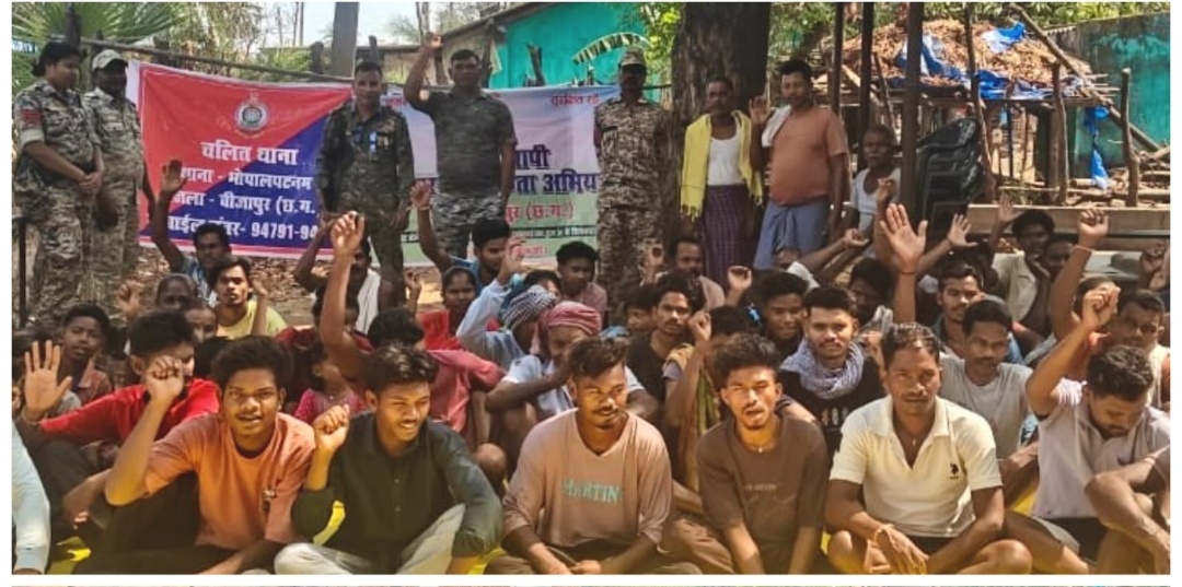 चलित थाना के माध्यम से ग्रामीणों को किया गया जागरूक, साइबर अपराध से लेकर महिला सुरक्षा तक दी जानकारी ।