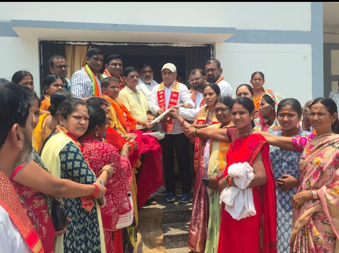 बीजापुर जिले में गौ माता को राष्ट्र माता घोषित करने की मांग को लेकर गौ भक्तों ने रैली निकालकर दिया ज्ञापन ।