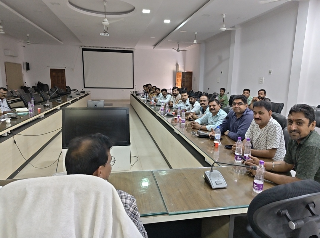 बीजापुर जिले में पिछले दिनों कि गई चलानी कार्यवाही के संबंध में व्यापारी संघ एवं संबंधीत अधिकारियों की चर्चा