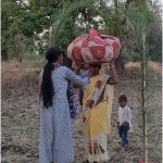 तेंदूपत्ता संग्राहकों मे गजब का उत्साह तेंदूपत्ता खरीदी का शुभारंभ संग्राहकों का तिलक लगाकर किया स्वागत ।