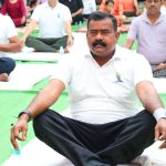 कार्यक्रम के मुख्य अतिथि विधायक श्री नीलकंठ टेकाम ने दीप प्रज्वलन एवं योगाभ्यास के साथ कार्यक्रम का शुभारंभ किया।
