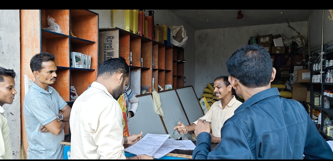 एसडीएम विकास सर्वे एवं कृषि विभाग की टीम द्वारा किए गए औचक निरीक्षण में पाया गया कि संबंधित दुकान का कीटनाशक विक्रय लाइसेंस समाप्त हो चुका है । और उसका नवीनीकरण नहीं कराया गया है। इसके बावजूद किसानों को कीटनाशक दवाइयों की बिक्री किए जाने की बात सामने आई है।