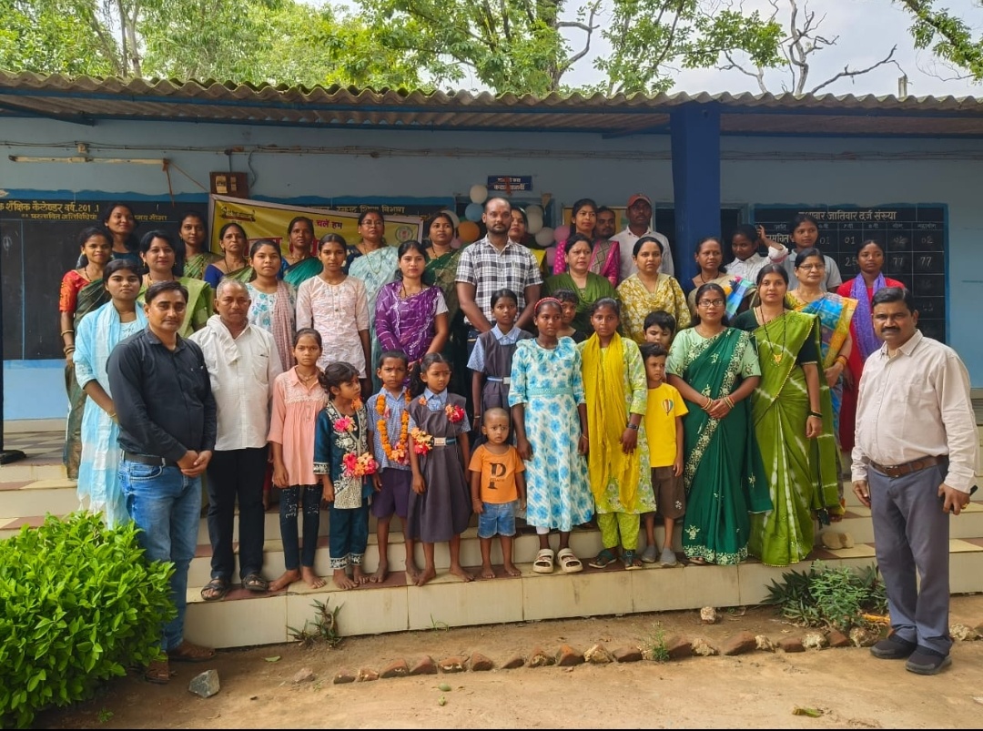 ईटपाल संकुल स्तरीय शाला प्रवेशोत्सव कार्यक्रम सम्पन्न   नवप्रवेशी छात्र-छात्राओं का तिलक, फूल-माला और मिठाई से स्वागत, शिक्षा के महत्व का दिया संदेश ।