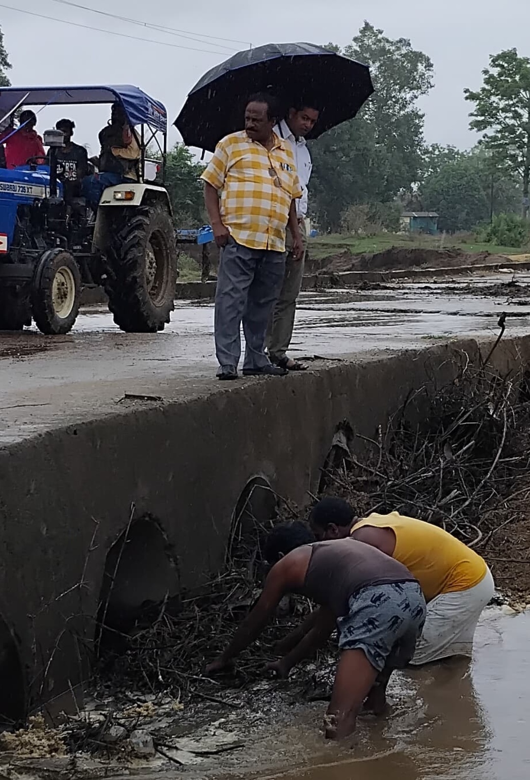 तहसीलदार गंगालूर का त्वरित एक्शन जनहित कार्य में स्वयं की क्या जवाबदारी होती है किया मिशाल पेश । स्वयं नाले के सुलिस से कचरा ।निकालने में मदद की* ।