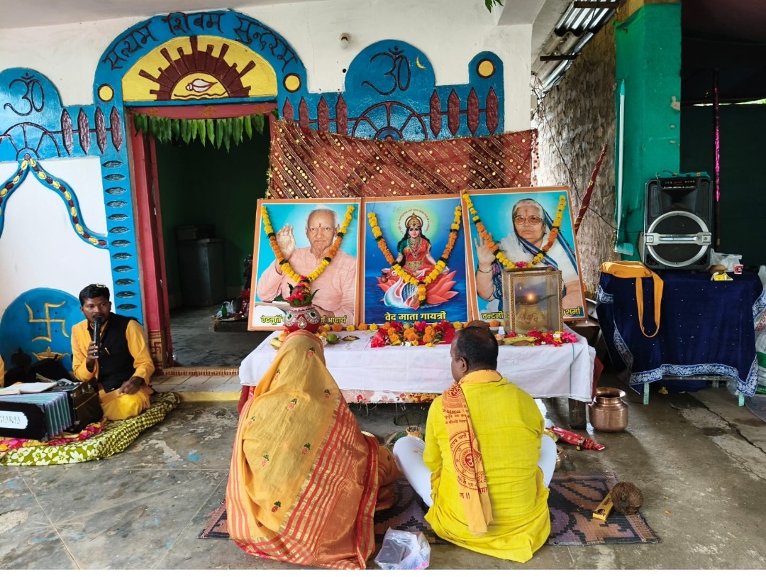 अखिल विश्व गायत्री परिवार बीजापुर के मार्गदर्शन एवं शांतिकुंज हरिद्वार के तत्वाधान में जिला मुख्यालय के दूरस्त ग्राम उसूर में शिव मंदिर के पवित्र प्रांगण में दो दिवसीय पंचकुंडीय गायत्री महायज्ञ बड़े ही हर्ष और उल्लास के साथ भक्तिमय वातावरण में संपन्न हुआ ।