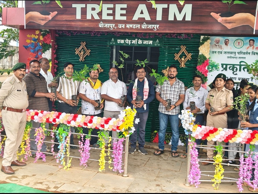 बीजापुर जिले में पहली बार ट्री एटीएम का अनावरण, साथ ही साथ स्कूल में सीड बाल निर्माण एवं वन महोत्सव कार्यक्रम सम्पन्न कराया गया ।