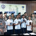 झारखण्ड राज्य में सक्रिय 08 माओवादी कैडरों ने हिंसा का रास्ता छोड़ बीजापुर पुलिस के समक्ष किया आत्मसमर्पण ।