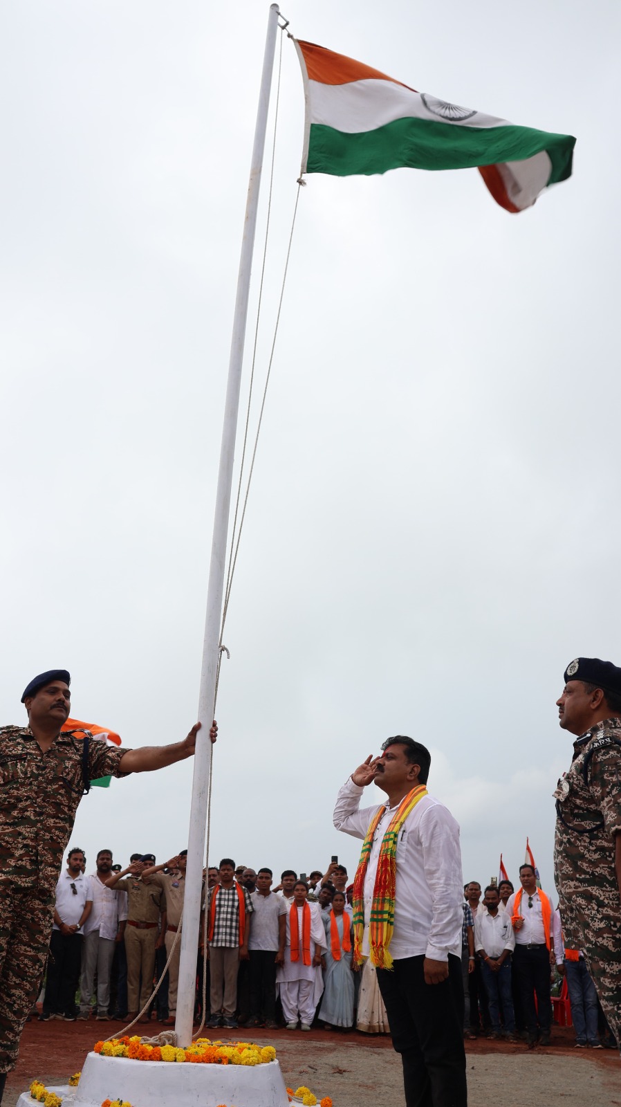 उपमुख्यमंत्री विजय शर्मा वन मंत्री केदार कश्यप पूर्व वन मंत्री माननिय महेश गागड़ा एवं सांसद महेश कश्यप ने शहीदों को किया नमन ।🇮🇳