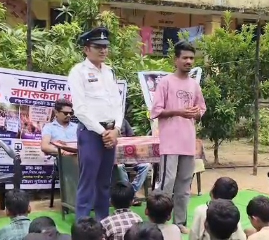 यातायात रोड सेफ्टी सेल के अवध राम सिन्हा जिले में सड़क सुरक्षा एवं यातायात नियमों के प्रति आम नागरिकों को जागरूक करने का सराहनीय कार्य कर रहे हैं।