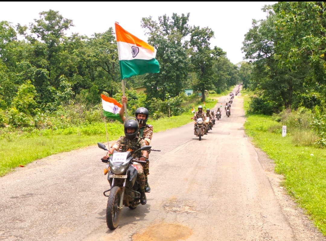 नक्सल मुक्त भारत और शहीदों को नमन” के संदेश के साथ 196वीं बटालियन सीआरपीएफ एवं बीजापुर में तैनात समस्त केरिपुबल बटालियनों की संयुक्त भव्य बाइक तिरंगा रैली ।
