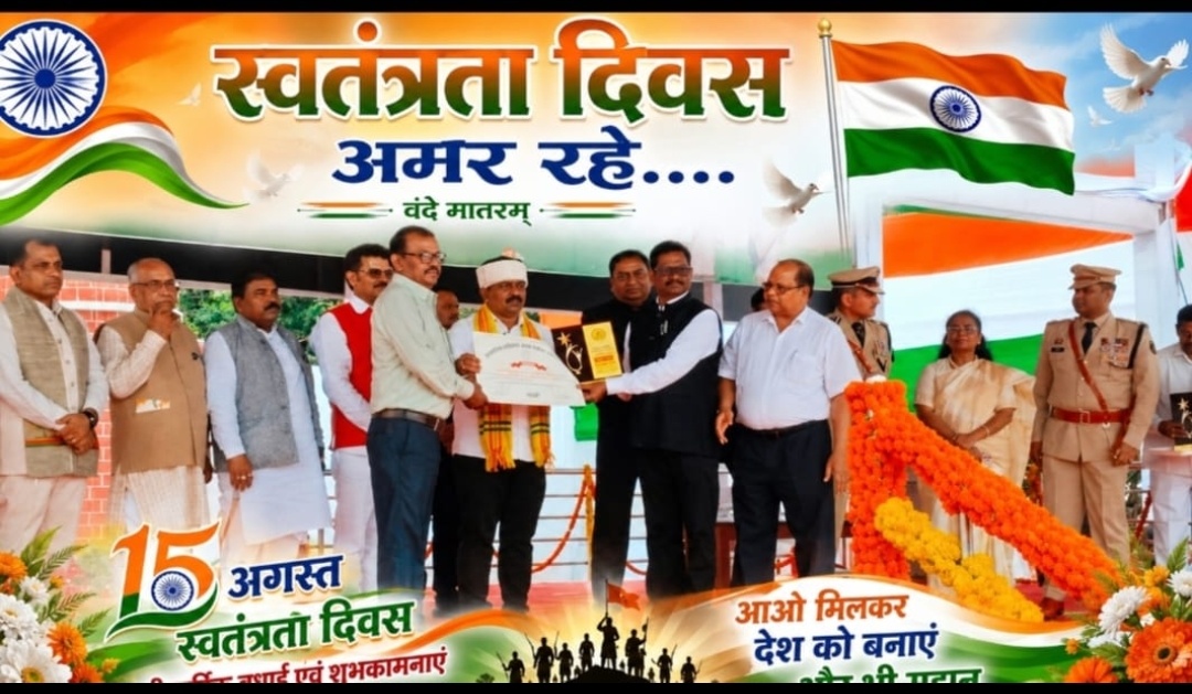 उत्कृष्ट कार्य के लिए जिला शिक्षा अधिकारी बी.आर. बघेल सम्मानित ।