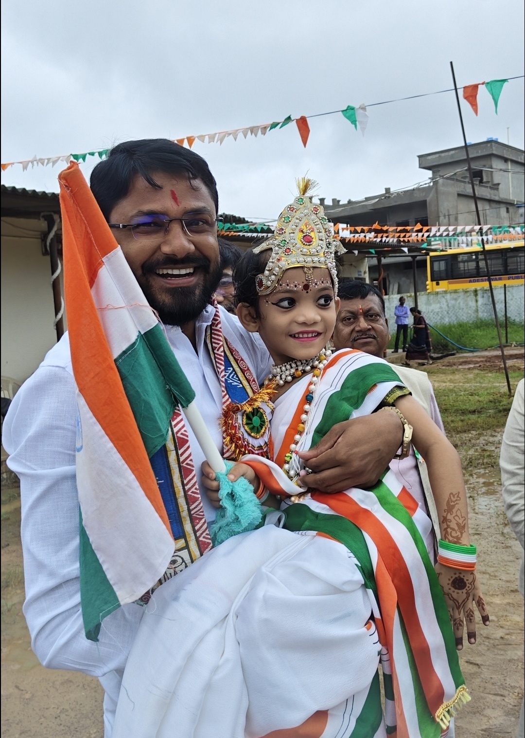 कार्यक्रम में युवा मोर्चा के प्रदेश अध्यक्ष राहुल योगराज टिकरिया मुख्य अतिथि के रूप में शामिल हुए और 80वें स्वतंत्रता दिवस के अवसर पर राष्ट्रीय ध्वज तिरंगा फहराया।