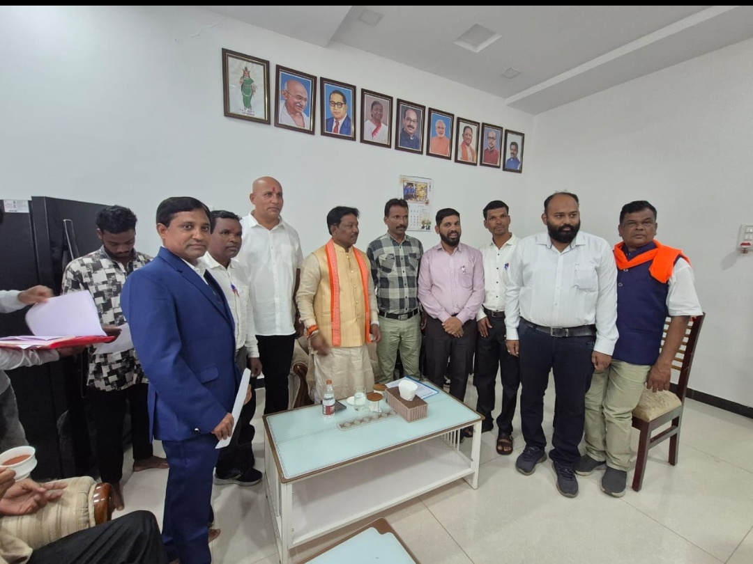 टी ई टी,पुरानी पेंशन एवं पदोन्नति को लेकर शिक्षक संघर्ष मोर्चा ने सौंपा साँसद को देश के शिक्षा मंत्री के