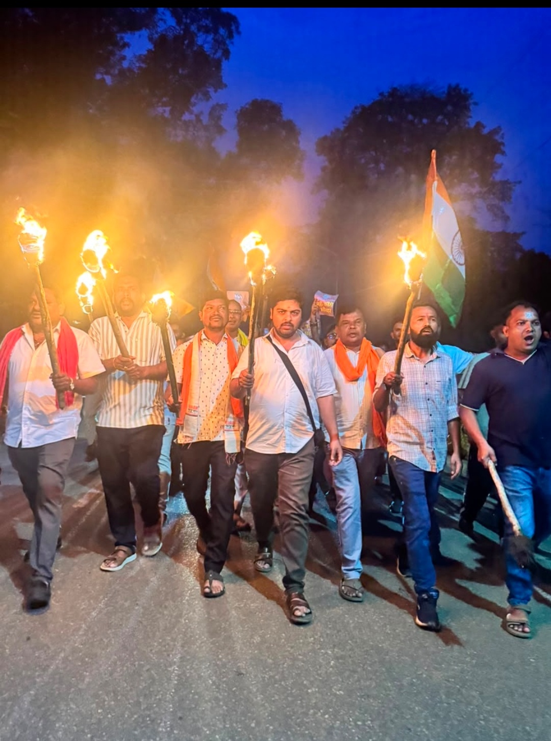 कांग्रेस द्वारा ‘वंदे मातरम्’ के अपमान के खिलाफ सड़कों पर उतरा युवा आक्रोश🔥   🔥 भाजयुमो की विशाल मशाल यात्रा और ‘राष्ट्रगीत’ के सामूहिक गायन से गूंजा बीजापुर🔥