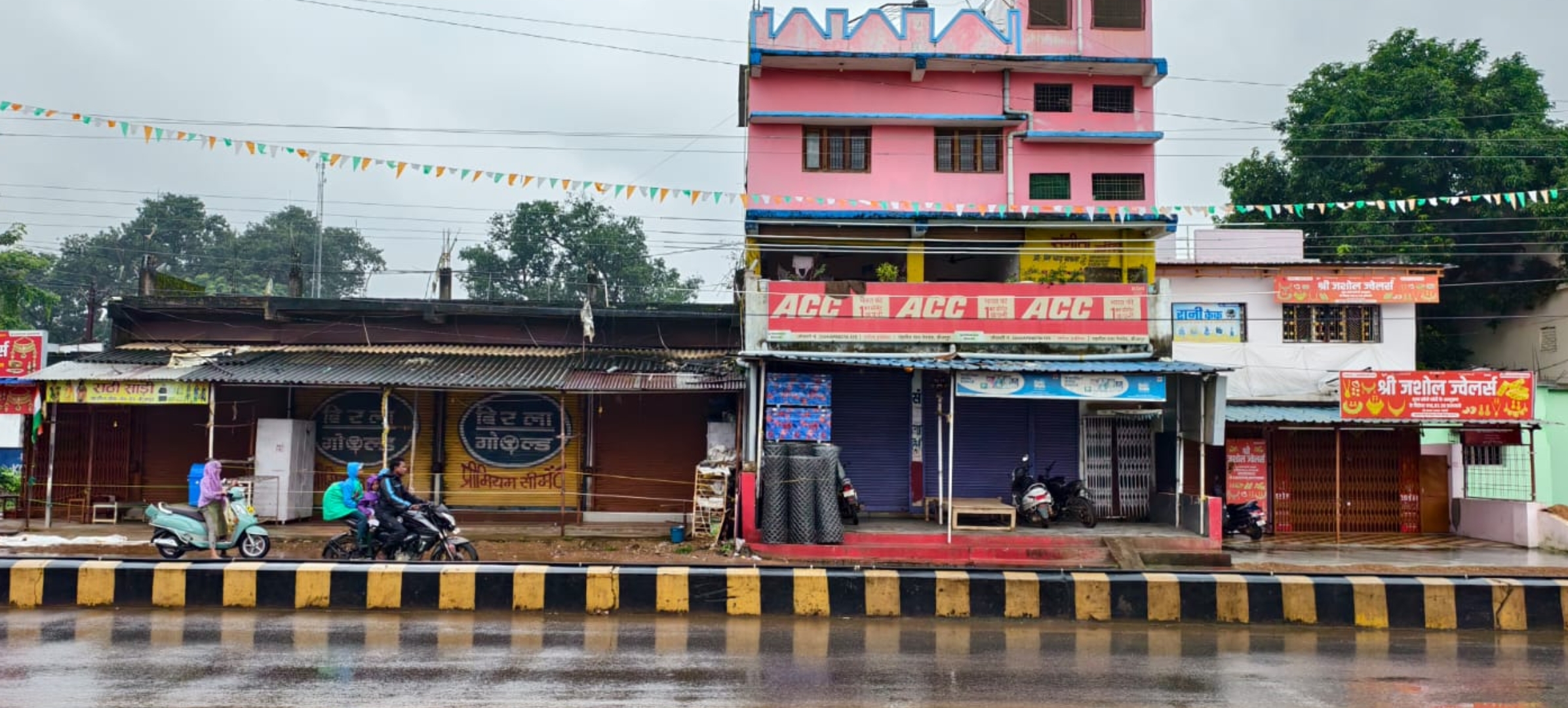 गणपति होटल संचालक के घर खाद्य विभाग की छापेमारी के बाद व्यापारियों में आक्रोश । विरोध में बीजापुर के व्यापारियों ने अनिश्चित कालीन दुकानें रखीं बंद, खाद्य अधिकारी पर गंभीर आरोप ।