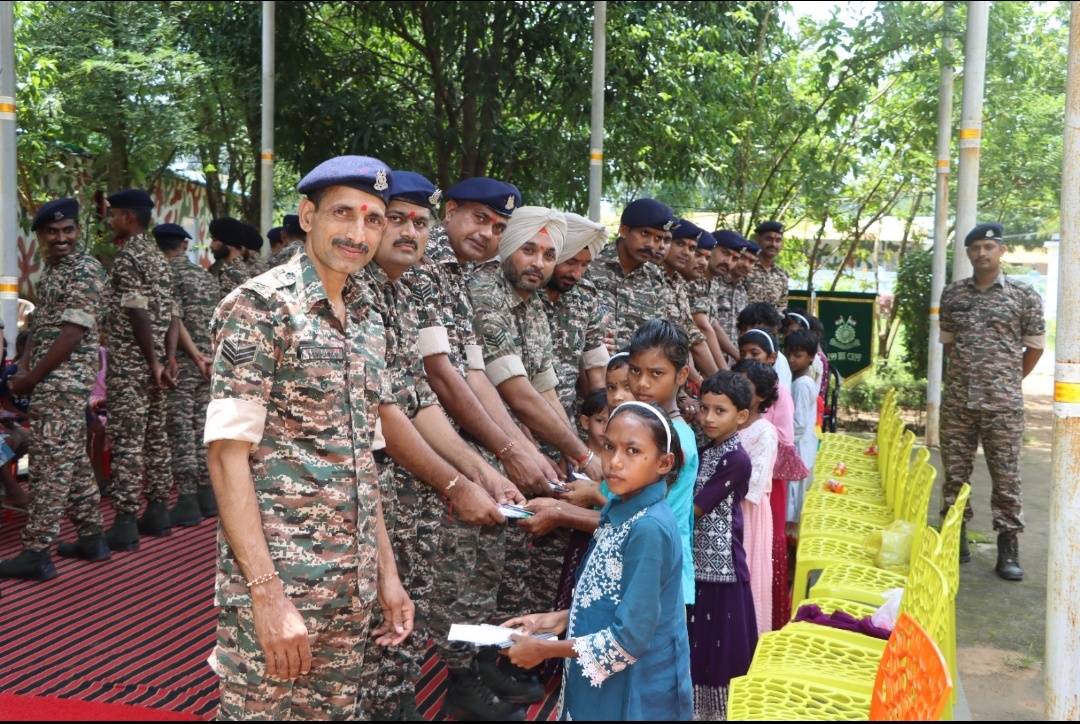 जवानों की कलाई पर सजी राखी, बच्चों ने दिया सुरक्षा और भाईचारे का संदेश ।