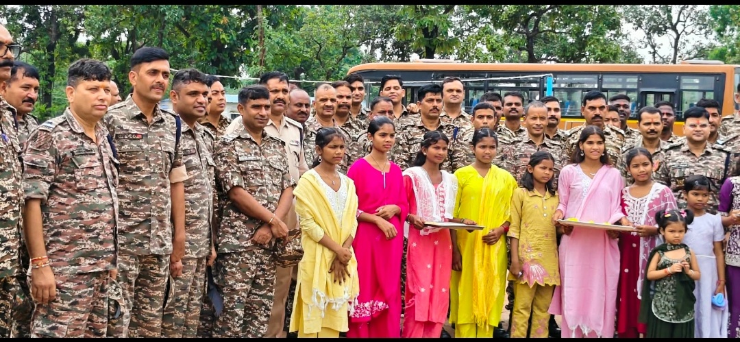 सीआरपीएफ 22वीं वाहिनी ने छात्रावास की छात्राओं के साथ मनाया रक्षाबंधन, जवानों की कलाई पर बंधी राखी ।