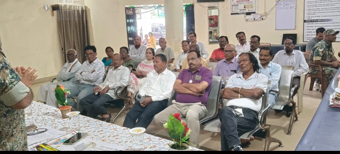 बीजापुर पुलिस के साइबर जागृति अभियान के तहत वरिष्ठ नागरिकों को किया गया साइबर अपराधों के प्रति जागरूक