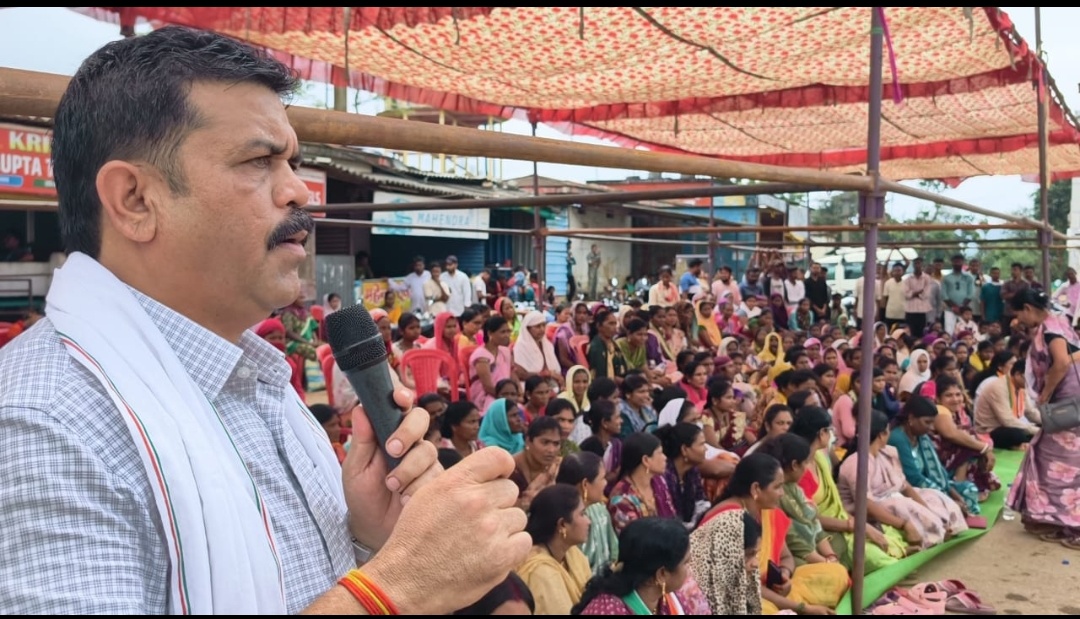बीस साल हो गए पर नहीं मिला पट्टा – विधायक ने जनता के हितों को ध्यान में रखकर सौंपा ज्ञापन ।