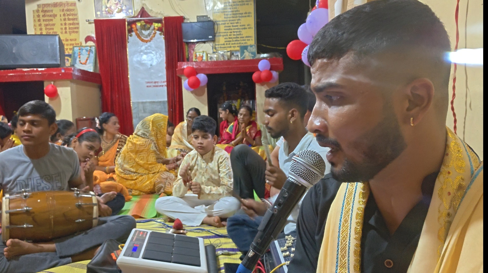 इंदिरा मार्केट के महादेव मंदिर में गूंजा कृष्ण नाम, भजन-कीर्तन में झूमे भक्त ।