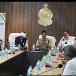 साइबर जागृति अभियान के तहत पुलिस अधीक्षक कार्यालय, बीजापुर में वरिष्ठ नागरिकों को साइबर अपराधों के प्रति किया गया जागरूक ।