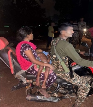 बीजापुर में CRPF जवानों की मानवीय पहल: घायल 4 वर्षीय बालिका को बाइक एम्बुलेंस से जिला अस्पताल तक पहुँचाया🔥