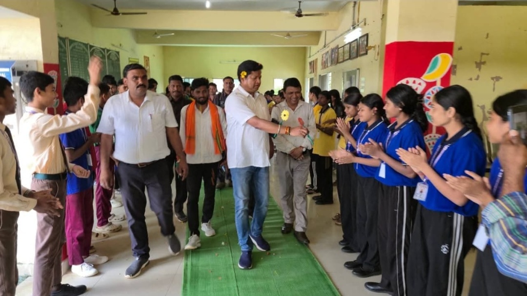 भैरमगढ़ में बच्चों के साथ महेश गागड़ा ने ‘मन की बात’ का सामूहिक श्रवण किया, बच्चों में दिखा उत्साह🔥