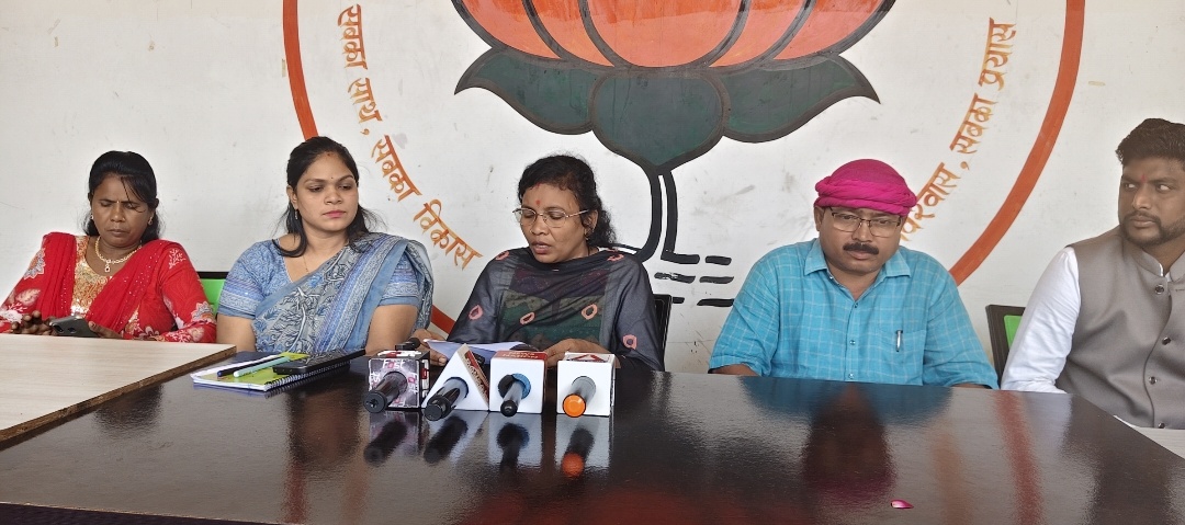 चुनाव आयोग के स्पष्टीकरण से विपक्षी नैरेटिव पर सवाल, ‘झूठ और मनगढ़ंत कहानियों’ का पर्दाफाश🔥   🔥चुनाव आयोग की स्पष्टता के बाद विपक्ष के आरोपों पर उठे सवाल, तथ्यों ने खोली पोल🔥