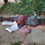 मानवता को शर्मसार करता दृश्य: कचरे के ढेर के पास रात गुजारने को मजबूर व्यक्ति, जिम्मेदार विभागों पर उठे सवाल