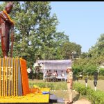 आंतरिक सुरक्षा में प्राण न्यौछावर करने वाले वीर शहीदों के नामों के वाचन उपरान्त पुलिस अधिकारी/कर्मचारी, जनप्रतिनिधियों एवं शहीद के परिजनों के द्वारा दी गई श्रद्धांजली।🔥