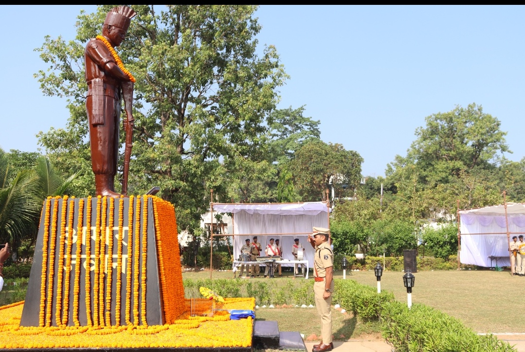 आंतरिक सुरक्षा में प्राण न्यौछावर करने वाले वीर शहीदों के नामों के वाचन उपरान्त पुलिस अधिकारी/कर्मचारी, जनप्रतिनिधियों एवं शहीद के परिजनों के द्वारा दी गई श्रद्धांजली।🔥